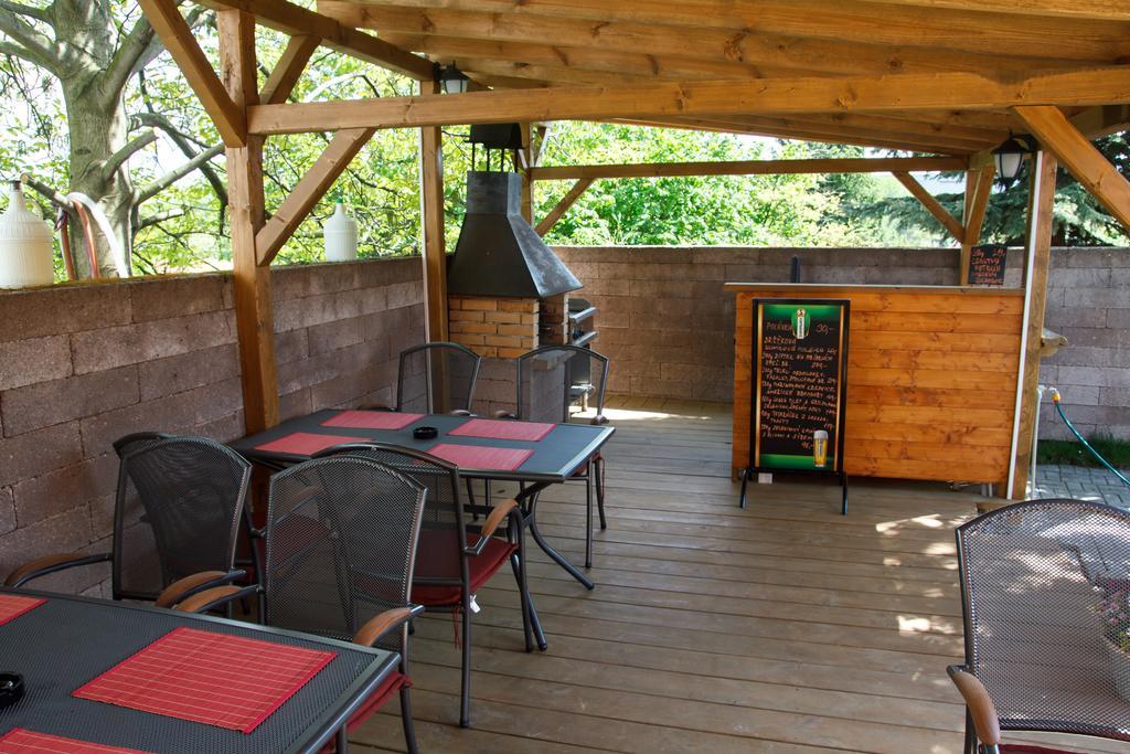 Restaurace-Penzion U Pilota Kněževes Bagian luar foto