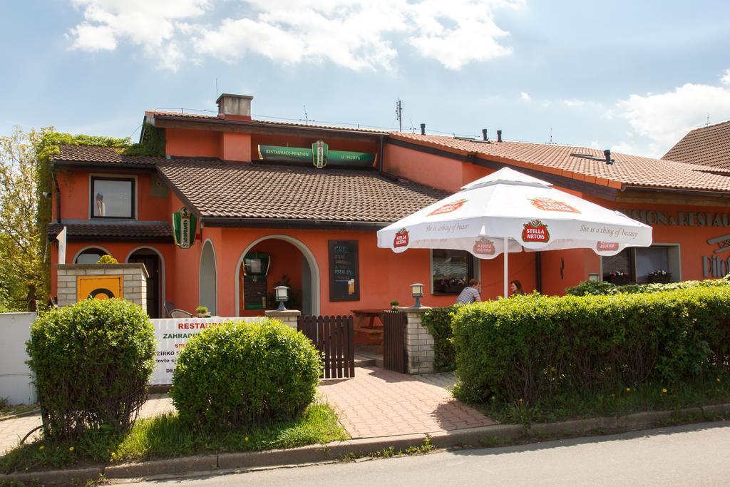 Restaurace-Penzion U Pilota Kněževes Bagian luar foto